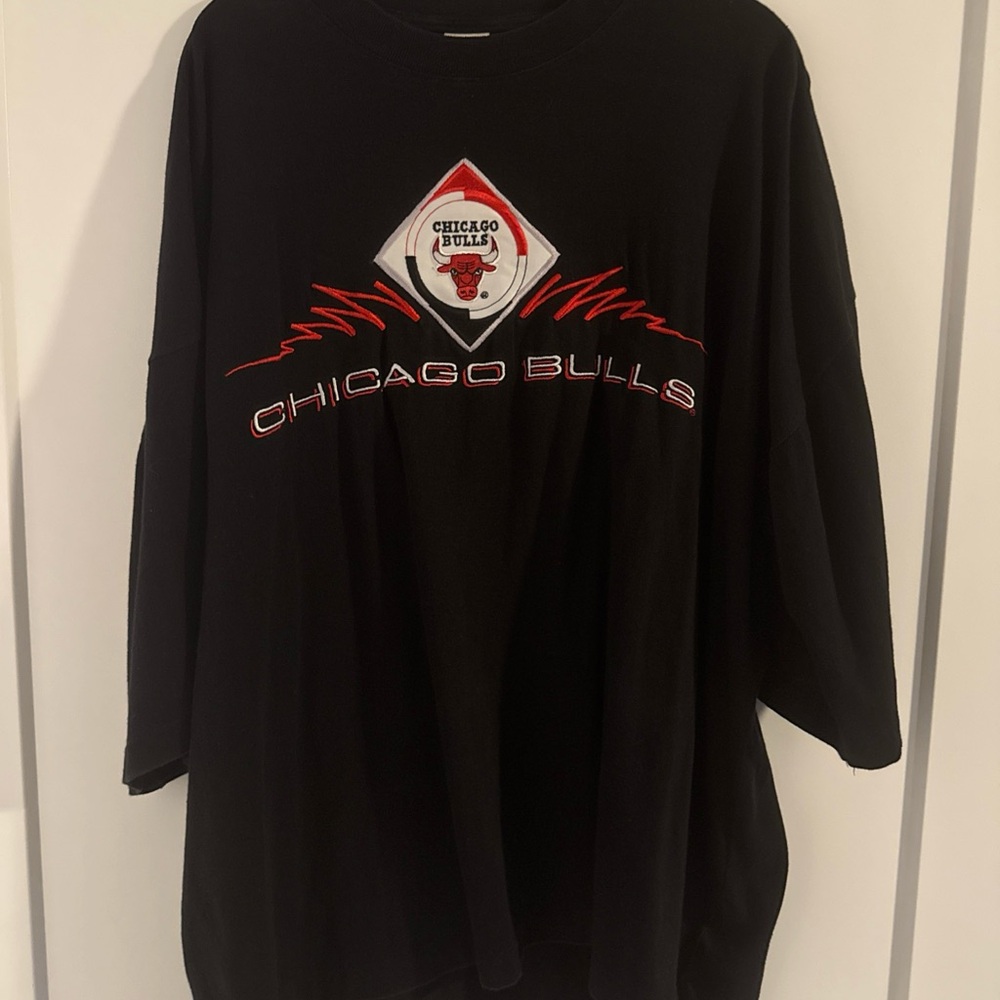 LOGO 7 Black and Red Chicago Bulls Short Sleeve Tee